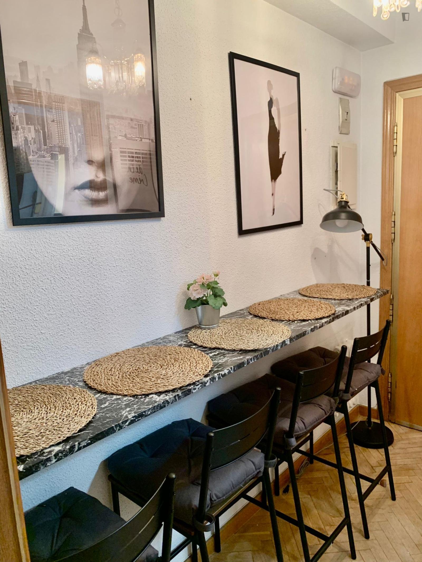 Interesting double bedroom in Chamberí