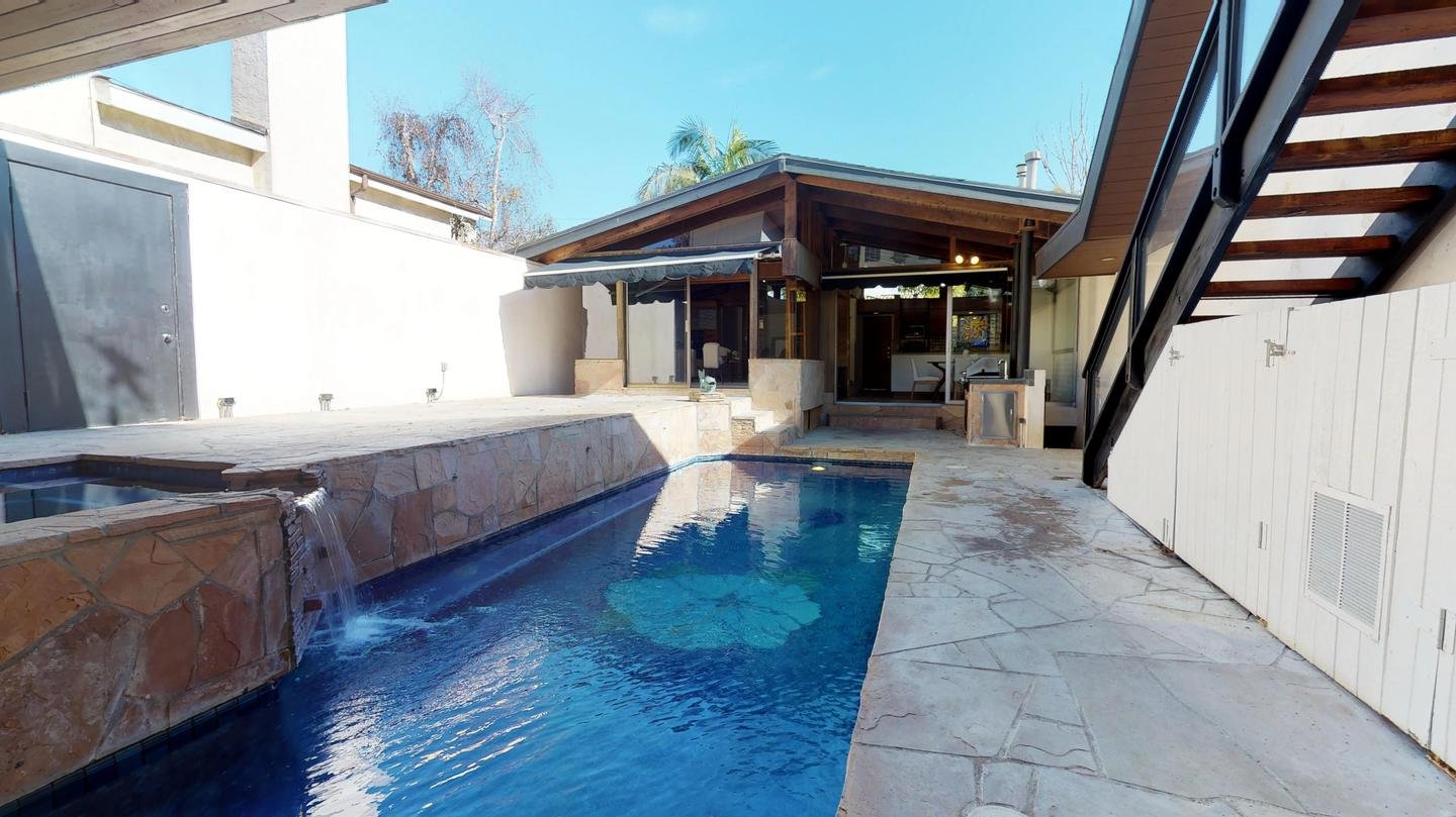 Stunning Manhattan Beach home with private pool (Has a House)