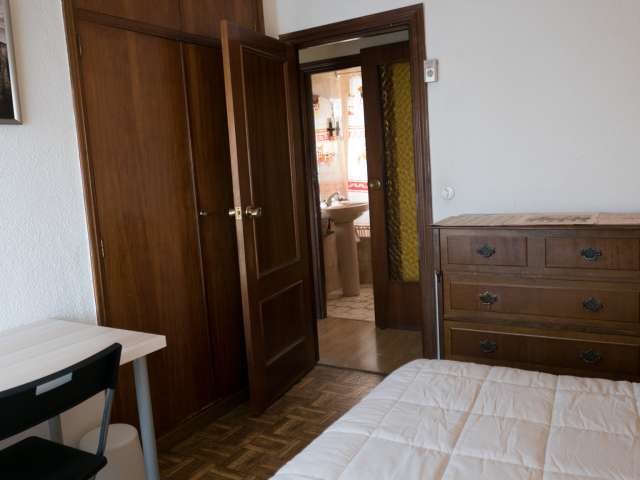 Se alquila habitación en piso de 3 habitaciones en Aluche, Madrid